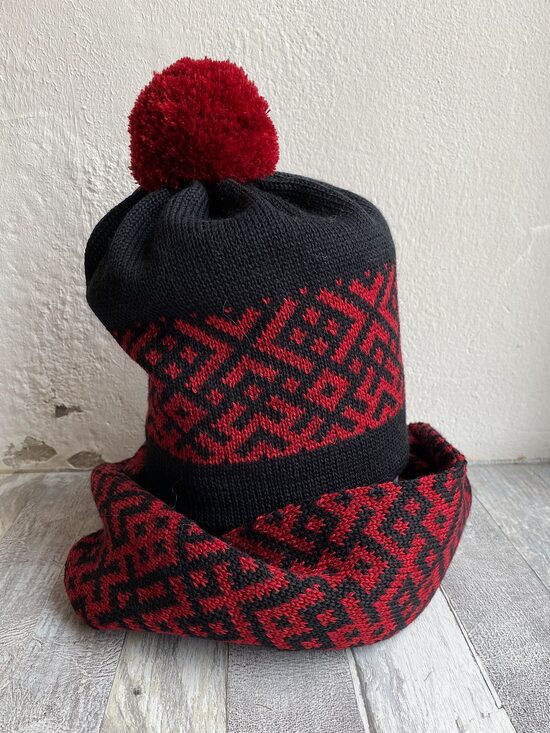 Latviska cepure ar bumbuli (melns+sarkans)