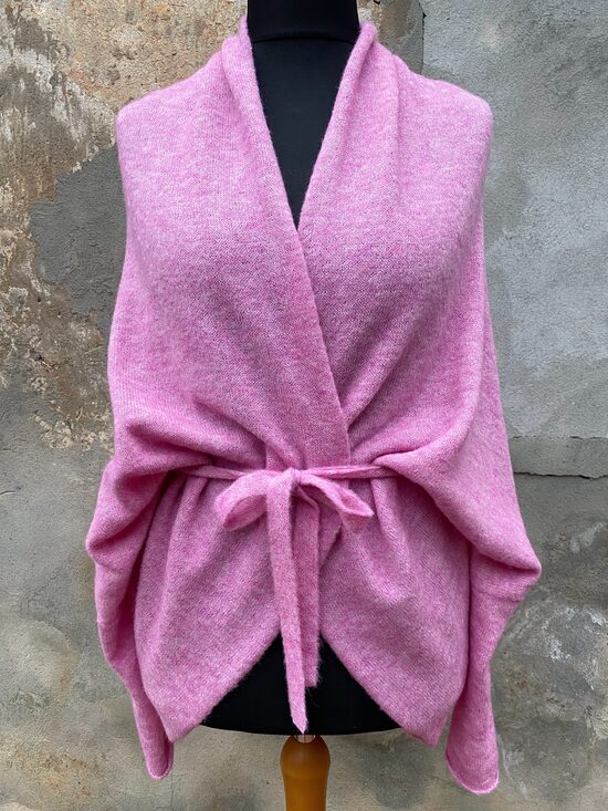 Rozā biezā kokonjaka ar adītām piedurknītēm